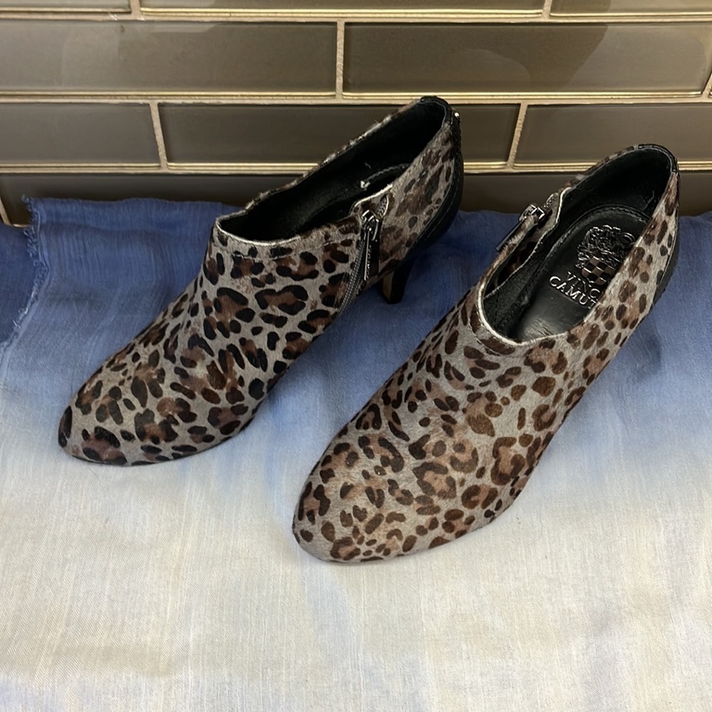 Vince Camuto Animal Print Calf hair Booties Sz 8 - Picture 2 of 13